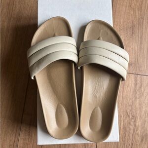 Beatrice Valenzuela Shell Sandalia